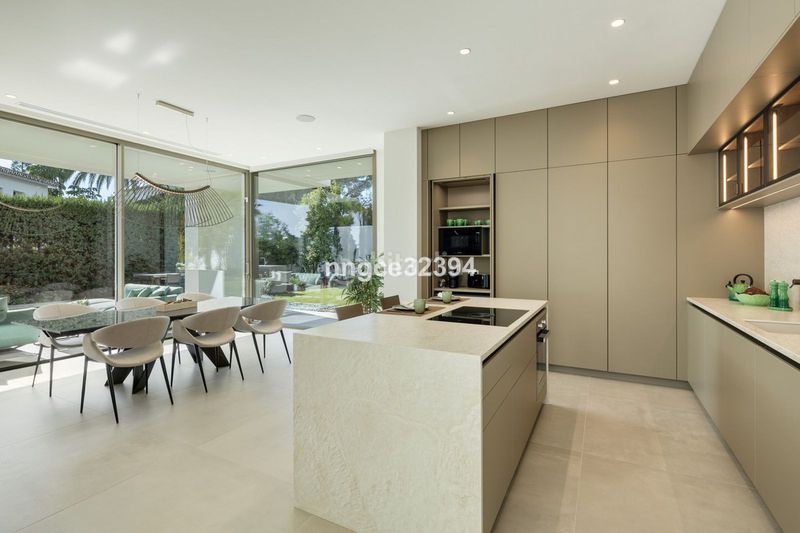 Foto 6dfa31bb-b492-43f8-9312-e9f8230d75ff. Casa amb aparcament piscina a Guadalmina Baja Marbella