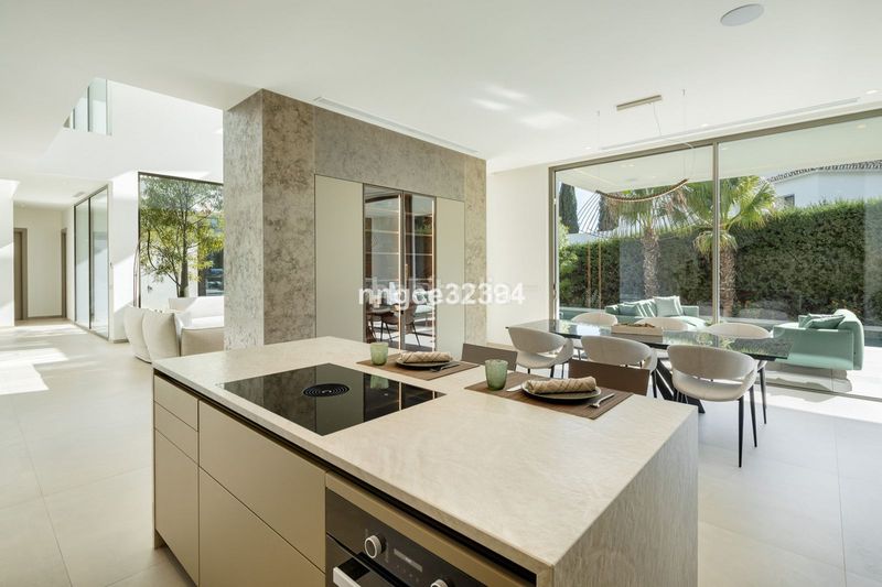 Foto cdb884f2-987d-427c-b4fc-404b2aa1a83f. Casa amb aparcament piscina a Guadalmina Baja Marbella