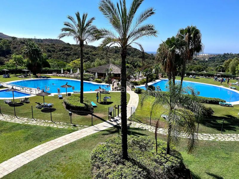 Foto afc38c09-19dd-4c4f-bc01-8cb92168c16e. Àtic amb aparcament piscina a Los Flamingos Benahavís