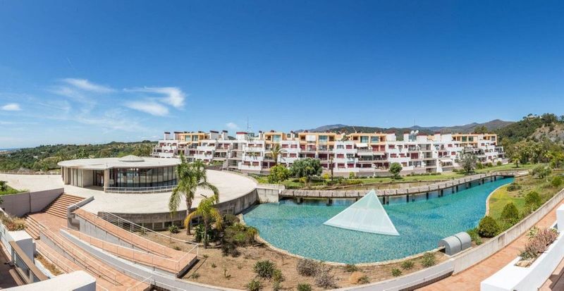 Foto e2883e72-a73e-43fc-bde3-f139d5be72dd. Àtic amb aparcament piscina a Los Flamingos Benahavís