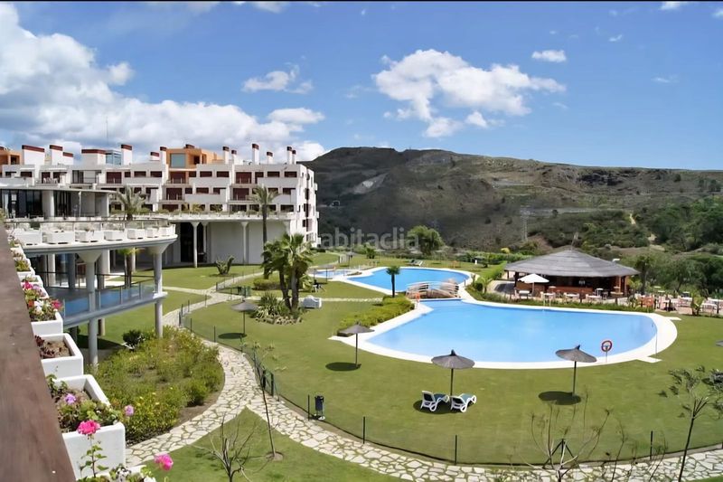 Foto 52a0e7cf-f6f6-46ac-8203-b6b0d6a9a061. Apartament amb aparcament piscina a Los Flamingos Benahavís