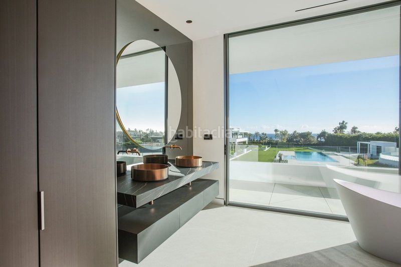 Foto 006d0229-4839-4c2e-abcd-d4e0b2712c88. Casa amb aparcament piscina a Las Lomas de Río Verde Marbella