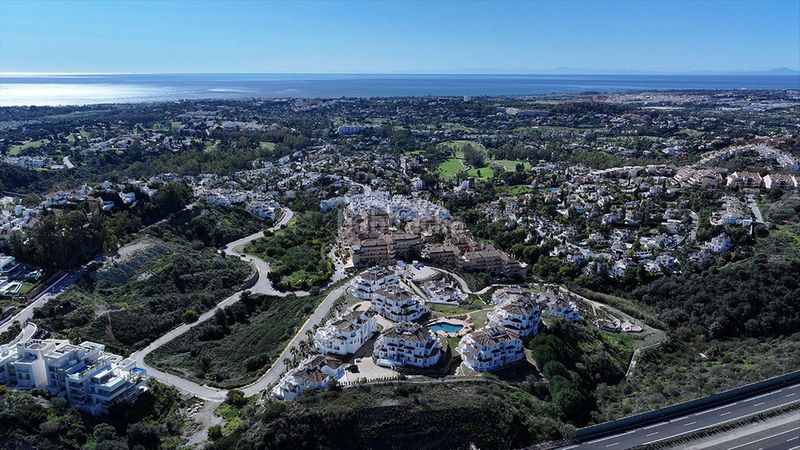 Foto aabf0b09-70cd-43c3-a6e0-9ba7a7c431b7. Apartament amb aparcament a Las Lomas de Río Verde Marbella