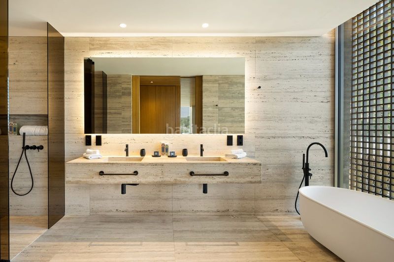 Foto 61e41f47-8555-44a7-9347-367a5283c94e. Casa amb aparcament piscina a La Zagaleta Benahavís