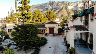 Xalet a El Montgó. Villa de lujo autosuficiente con historia única, piscina, vistas