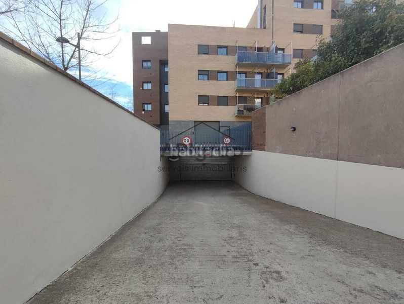 Foto acea672d-d202-40e8-9af3-5626e2df96d0. Aparcament cotxe a Castellarnau Sabadell