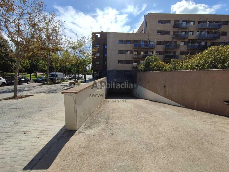 Foto bfb744b5-ae9c-4896-947f-e34024256160. Aparcament cotxe a Castellarnau Sabadell