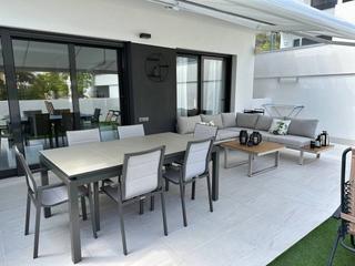 Location Appartement  Carrer berlin. Spacious apartment with private garden and access to pool & play