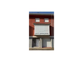 Casa a Santa María del Páramo. Se vende chalet adosado semiamueblado en santa maría del páramo,