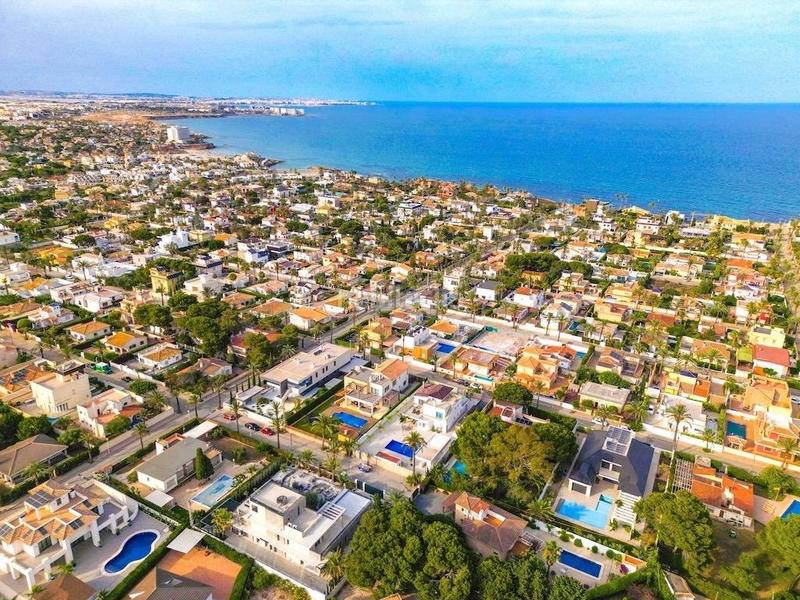 Foto ad3e721a-4254-4dde-b2ba-cda56c94c750. Casa en n/a en Cabo Roig Orihuela