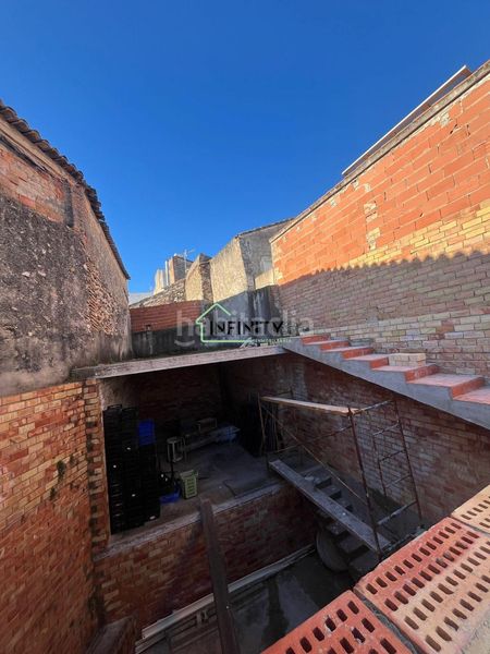 Foto 466145ee-7a2c-43c2-9ae9-a71e5b26e298. Casa edificio en Oliva pueblo Oliva