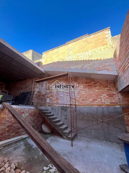 Foto f5e6db0c-f05d-4b3b-b33d-60748715aadd. Casa edificio en Oliva pueblo Oliva