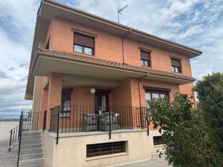 Chalet  Calle los nogales. Se vende chalet en zona villarrodrigo