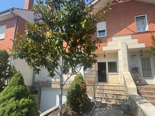 Casa adossada  Urbanización monte león. Se vende chalet en zona monteleón para realizar reformas