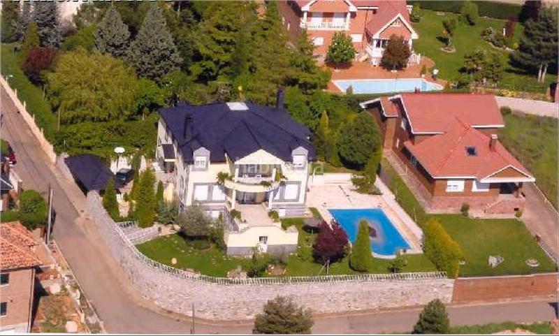 Foto 7881dad5-48d3-43df-89fa-d4173b910786. Xalet amb xemeneia calefacció aparcament a Valdefresno