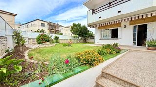 Haus  Vendrell. Adosada esquinera con jardin, a 250 m de la playa en cunit