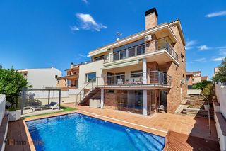 Chalet in Sanera 7. Villa exclusiva de 6 hab. con piscina y vistas