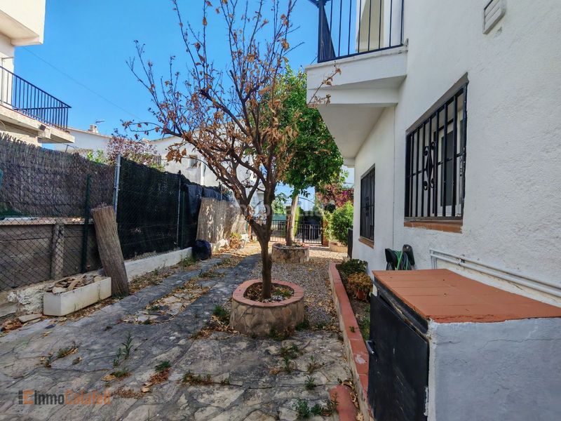 Foto f04e768f-d6c7-46f0-b288-acd2a9edb26f. Casa bifamiliare in xile 3 in Segur de Calafell nucli urbà Segur de Calafell