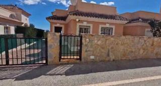 Casa adosada en Polop. Encantador adosado en urbanización tranquila de polop