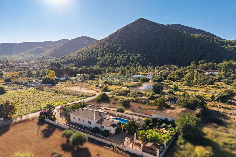 Foto fdf43381-9337-4ec5-8a86-57c8024f5bfe. Xalet amb piscina a Xaló