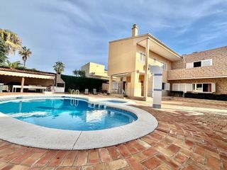Xalet en Los Europeos. Exclusiva villa de lujo en la mata, cerca del mar