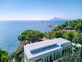 Chalet à Mascarat. Villa lujosa con acceso al mar