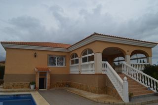 Xalet a Busot. Villa independiente con piscina en un entorno natural y privileg