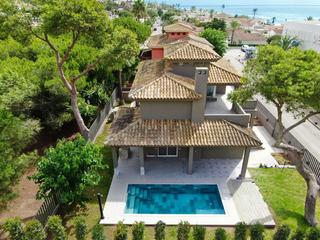 Casa  Urbanizacion real de zaragoza. Elegante villa junto al mar en elviria  marbella este