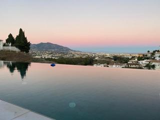 Casa  Aguila coronada. Villa con vistas al mar en cerrado del aguila  costa de mijas