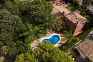 Casa  De las cumbres. Villa en venta en elviria a solo unos minutos andando de la play