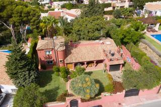 Casa  De las cumbres. Villa en venta en elviria a solo unos minutos andando de la play