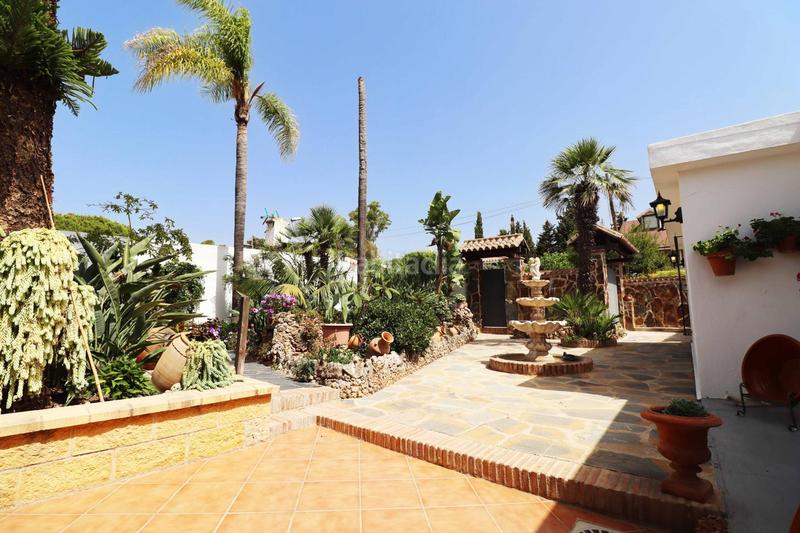 Foto 279b8701-a571-4b09-b4a3-9abe2a33283e. Casa encantadora villa con amplia parcela en las chapas en Marbella