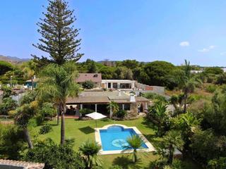 Casa  De los madereros. Encantadora villa con amplia parcela en las chapas  marbella