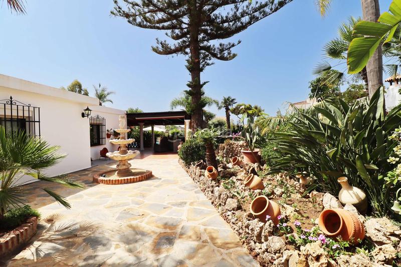 Foto 7eca9f59-3a4c-46c1-9343-992d22b66a3e. Casa encantadora villa con amplia parcela en las chapas en Marbella