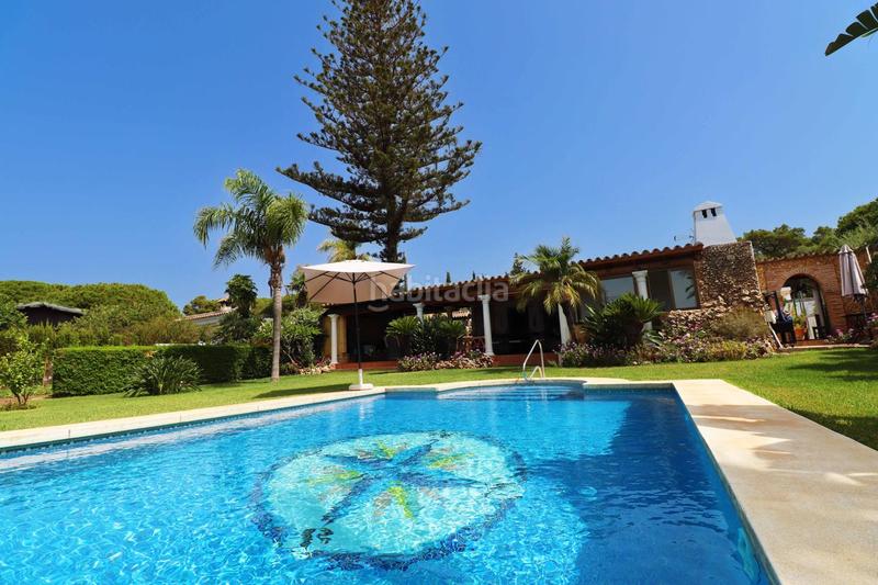 Foto be03a6c9-2e45-4855-ab80-884095fe8adc. Casa encantadora villa con amplia parcela en las chapas en Marbella