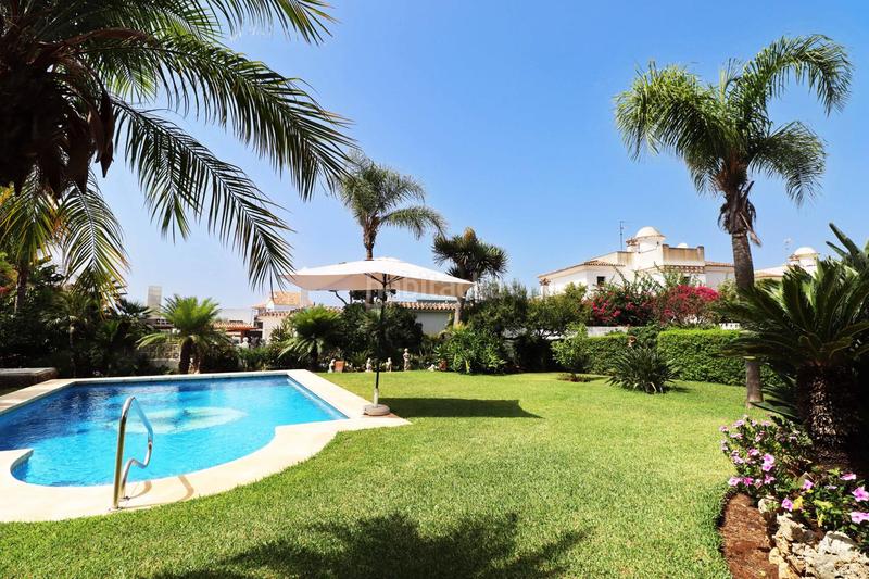 Foto c41b375b-a11c-43b6-86da-2e5491425eda. Casa encantadora villa con amplia parcela en las chapas en Marbella