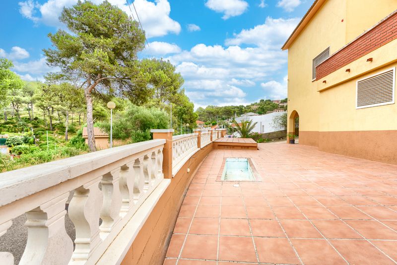 Foto 1ea6f51f-14a0-41d4-99e6-a39c37cf6430. Chalet mit parking in Castellet i la Gornal