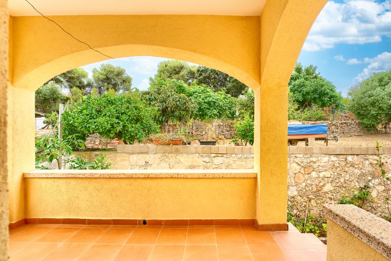 Foto f26129c5-cc8a-40e6-bcc2-553f937eb7c6. Chalet mit parking in Castellet i la Gornal