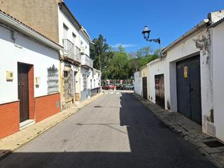 Casa aparellada a Pilas. Casa en venta en pilas