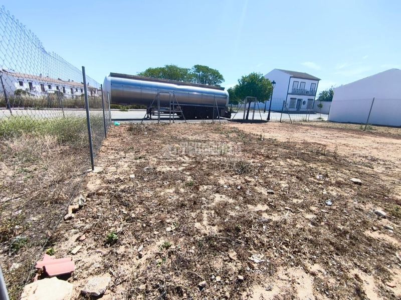 Foto cb93aa3b-0147-42cd-b475-8dd1be6df187. Terreny residencial a Pilas
