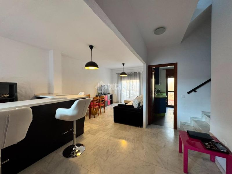 Foto 6ba6abc3-c748-4de2-a76f-768c2c3ce7ad. Casa aparellada amb aparcament a Pilas