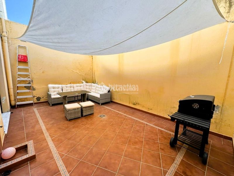 Foto b2ead9e8-e0d6-492b-845a-982c476e526d. Casa aparellada amb aparcament a Pilas