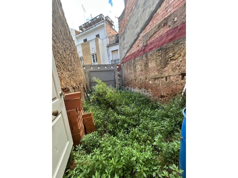 Foto 5d803624-4e08-46d6-8a67-9d8c27606622. Parking coche se vende garaje solar en el centro el pueblo falta arreglar suelo y poner un techo en Altura