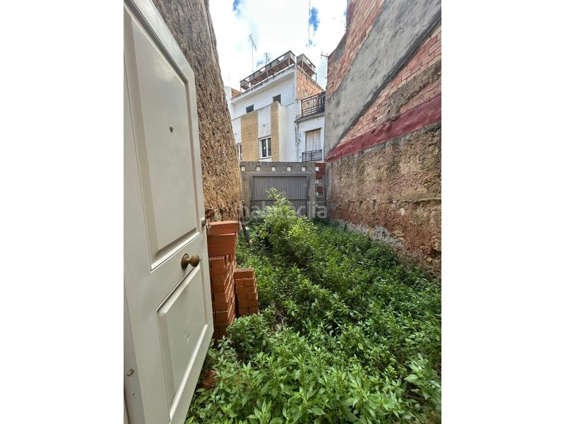 Foto d9e5079c-9e2c-4257-bdcb-413aa85ca9a1. Parking coche se vende garaje solar en el centro el pueblo falta arreglar suelo y poner un techo en Altura