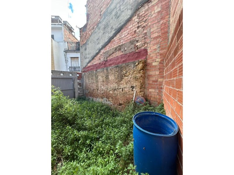 Foto f1f76039-2147-47b0-ac2e-79aa0729405d. Parking coche se vende garaje solar en el centro el pueblo falta arreglar suelo y poner un techo en Altura