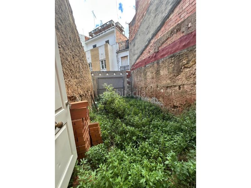 Foto fdd0c60c-f70c-4e32-b9b8-faabb5896d6a. Parking coche se vende garaje solar en el centro el pueblo falta arreglar suelo y poner un techo en Altura