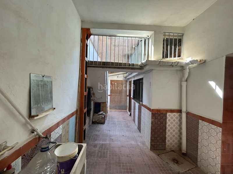 Foto a84185b8-8ea1-46fe-b01d-19ad57cf4ddd. Casa amb aparcament a Rafelbunyol