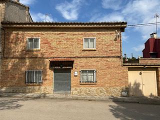 Casa  Calle mayor casas sotos. Se vende casa muy grande con dos plantas con gran jardin , alber
