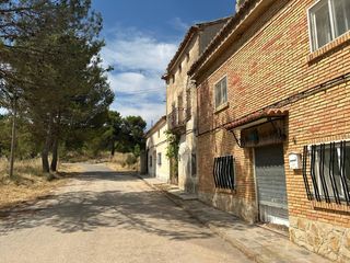 Casa  Calle mayor casas sotos. Se vende casa muy grande con dos plantas con gran jardin , alber