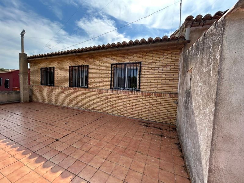 Foto a1c317d4-e6dc-431c-9a4f-fb927173bfd2. Casa amb aparcament a Requena